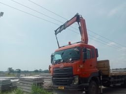 Driver Crane Proyek Pemeliharaan Irigasi di Klepek Kesetrum Listrik Saat Turunkan Tiang Pancang