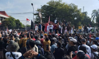 Ribuan Warga Pati Demo, Tuntut Bupati Sudewo Mundur