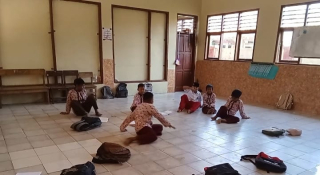Miris, Siswa SDN 3 Sukajaya Karawang Belajar Beralaskan Lantai