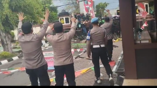 Aksi Demo di Polres Karawang Ricuh, Buntut Kematian Ojol Affan