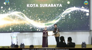 Konsisten Penuhi Hak Anak, Surabaya Sabet Penghargaan Kota Layak Anak Utama ke-7
