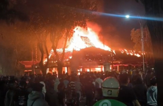 Gedung Grahadi dibakar Massa Hingga Polsek Tegalsari Surabaya
