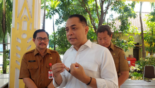 Wanti-Wanti RT/RW dan LPMK, Wali Kota Eri Tegaskan: Pengurusan KK dan KTP Gratis