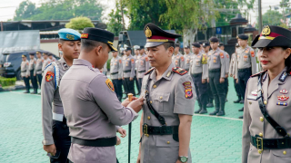 Kapolres Karawang Pimpin Upacara Sertijab Kasat Binmas Dan Kapolsek Pedes