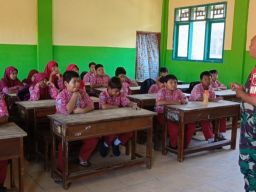 Tanamkan Rasa Cinta Tanah Air, Babinsa Berikan Materi Wawasan Kebangsaan di SDN 149 Driyorejo