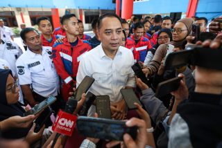 Wali Kota Eri Apresiasi Pahlawan Kemanusiaan DPKP Surabaya dalam Misi Penyelamatan Santri Al-Khoziny