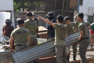 Cegah Banjir, Satpol PP Surabaya Bongkar 11 Bangunan Liar di Ketintang