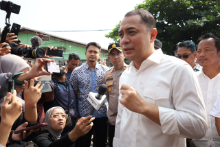 Wali Kota Eri Segera Terapkan Ijin Tenda Hajatan, Warga Surabaya Resah Akibat Penutupan Jalan