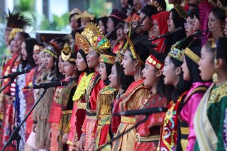 Pemkot Surabaya Beri Penghargaan untuk 68 Pemuda Berprestasi di Hari Sumpah Pemuda ke-97