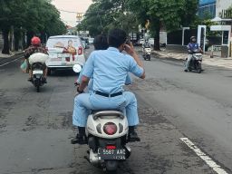 Dua Pria Berseragam Biru Muda Terpantau Berboncengan Tanpa Helm di Margorejo Indah