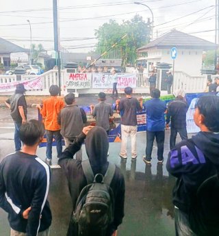 Kejari Karawang di Demo Sejumlah Mahasiswa, Ganyang Korupsi Tanpa Pandang Bulu