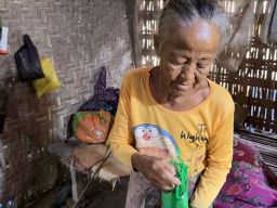 Hidup di Balik Anyaman Bambu Lapuk, Dua Lansia di Kedungdung Bertahan Tanpa Rumah Layak