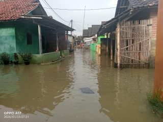 Intensitas Hujan Tinggi Ratusan Rumah Warga Desa Mekarmaya Kecamatan Cilamaya Wetan Terendam Banjir