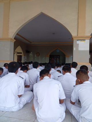 Membentuk Karakter Semua Siswa, Sholat Berjamaah Dzuhur di Wajibkan SMK Negeri Cilamaya