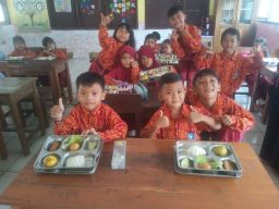 Konsisten! SPPG Yayasan Almaysa zeyra Insani Desa Sukajaya Kecamatan Cilamaya Kulon Saluran Ribuan Paket MBG