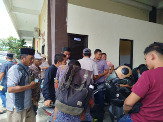 Diduga Investasi Bodong, Warga Bira Barat Serbu Polres Sampang, Kerugian Ditaksir Rp 23 Miliar
