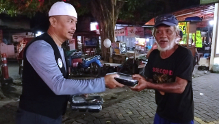 Gelar Sahur On The Road di Surabaya,  Baksos'e Suroboyo Bagikan 400 Paket Nasi, Sasaran  Pekerja Dini Hari 