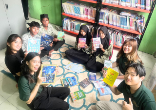 Bangun Literasi Minat Membaca, LAMORA Kota Lama Surabaya Donasi Buku ke Mts Himmatun Ayat