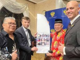 Semakin Mesra, PPWI dan Kedubes Rusia Bertukar Cenderamata