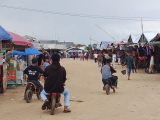 H+3 Lebaran, Pantai Cibendo Karawang Dipadati Pengunjung yang Antusias   