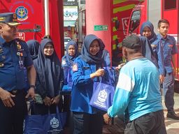 Damkar Surabaya Bagikan 107 Paket Sembako Peringati HUT ke 107