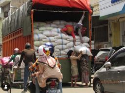 Perempuan Tangguh di Pasar Pabean Antara Beban, Sejarah, dan Realitas Ekonomi