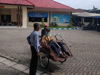Perhatian Khusus Keterbatasan Fisik, Samsat Bangkalan Berikan Layanan Prima