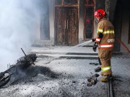 Motor Terbakar Saat Pindahkan Bensin ke Jeriken di Bojonegoro, Api Sempat Merembet ke Rumah Warga