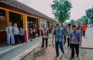 Kadisdikbud Karawang Tinjau SDN Cicinde Utara II, Bupati Aep Instruksikan Perbaikan Segera