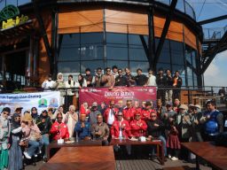 KKSS Jawa Timur dan Masyarakat Tengger Perkuat Persaudaraan di Bromo
