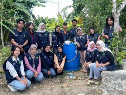 Mahasiswa KKN Kelompok 37 Univ Trunojoyo Ajak Warga Olah Limbah Sapi Jadi Gas.