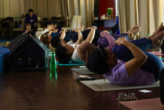 Grand Whiz Hotel Praxis Surabaya dan Fuelin Inspirasi Gaya Hidup Sehat Melalui Yoga & Sound Healing