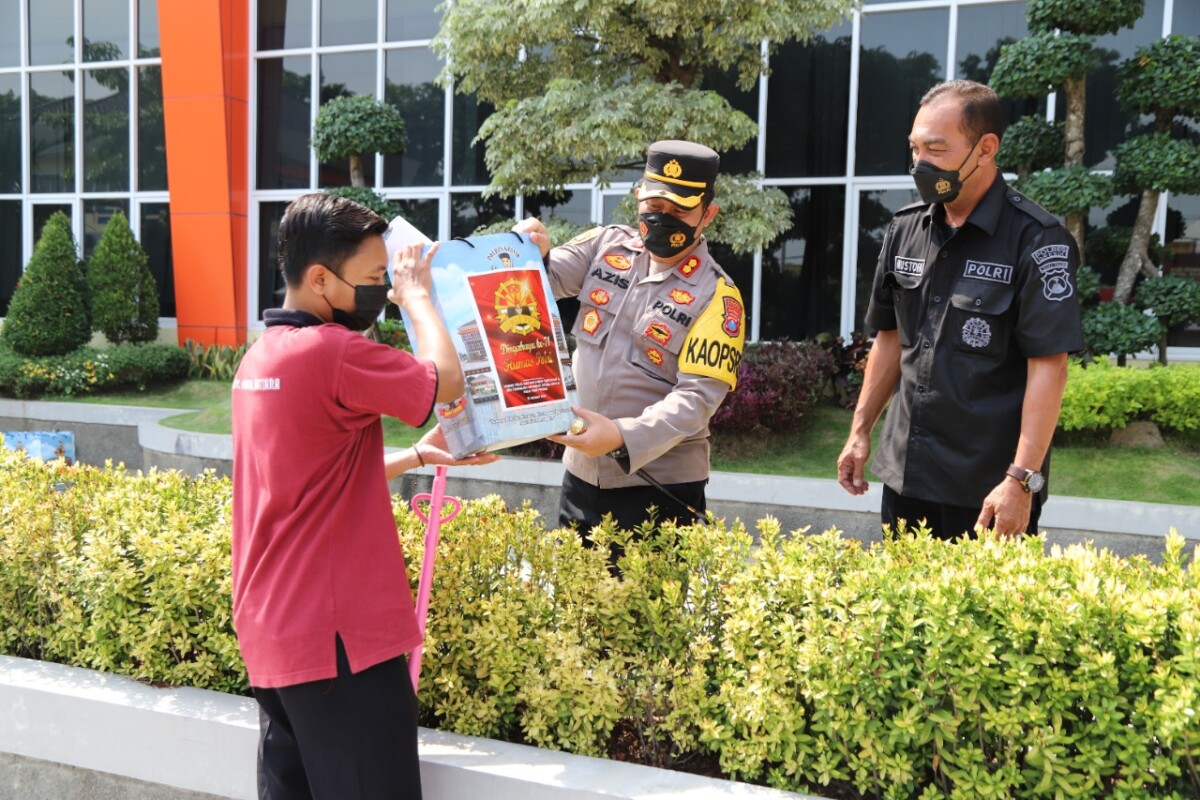 HUT Humas Polri ke-71, Kapolres Gresik Bagikan Paket Sembako Kepada Petugas Kebersihan