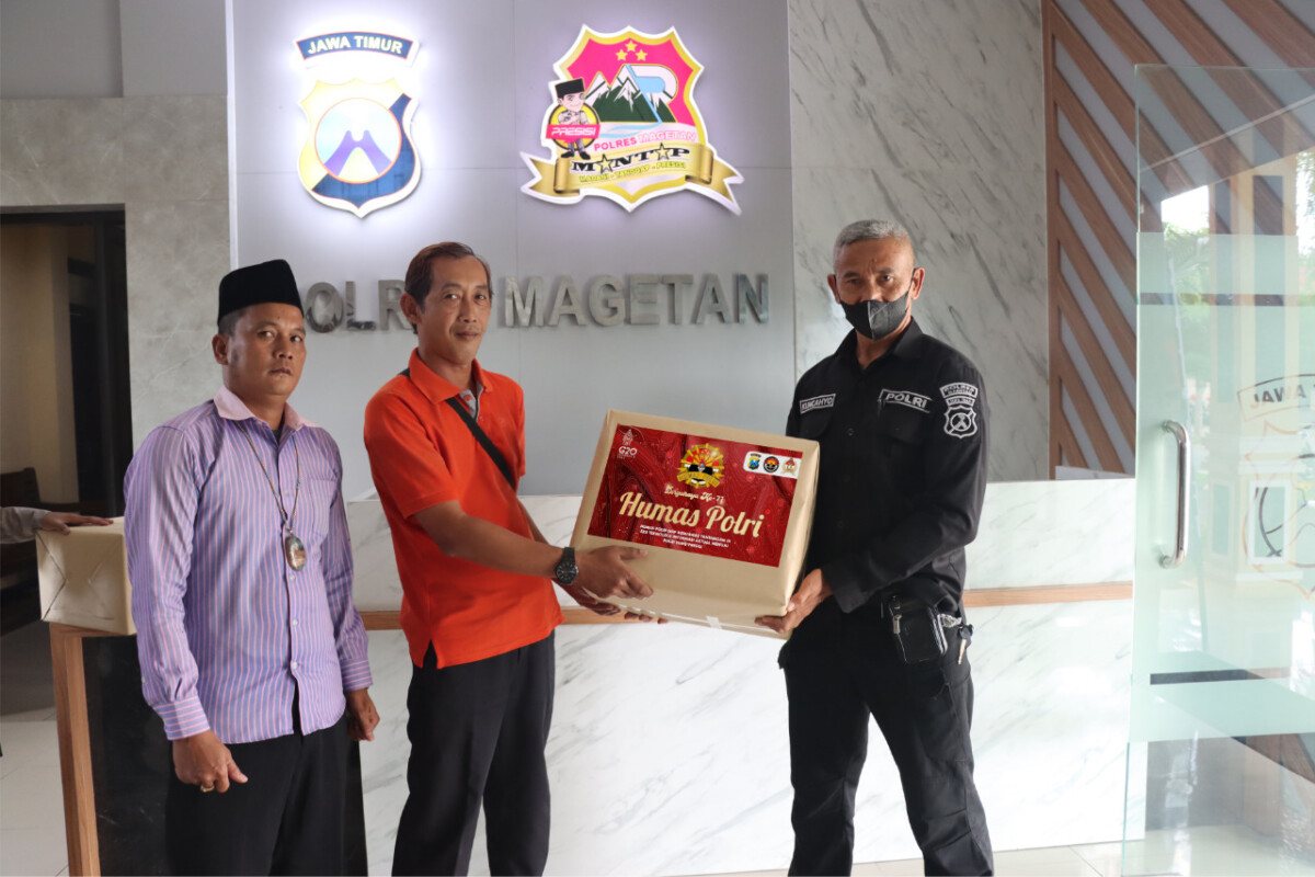 Si Humas Polres Magetan Gandeng Awak Media Salurkan Bantuan Sosial Untuk Korban Bencana Alam