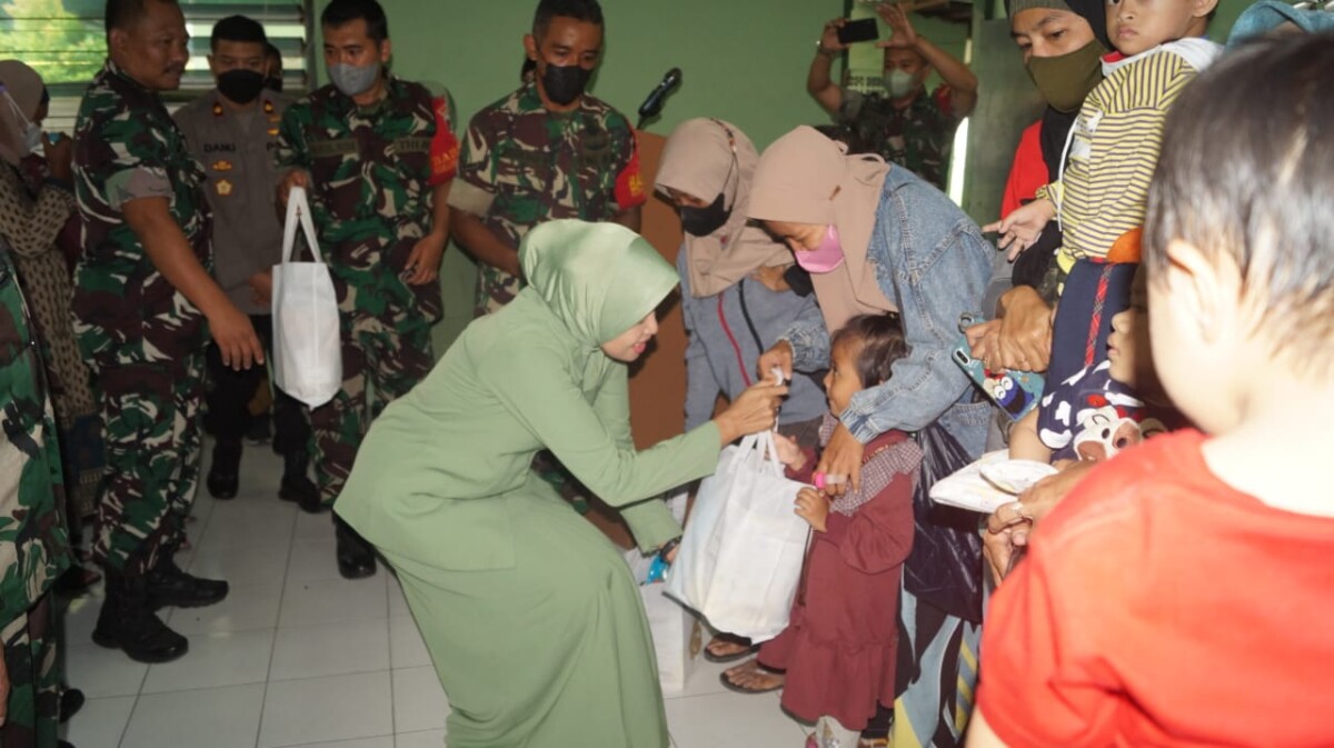 Dampingi Dandim, Ketua Persit KCK Cabang XLIX Berikan Bansos Kepada Anak Stunting di Wilayah
