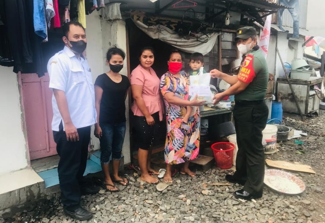 Babinsa Koramil 0830/04 Bubutan Berikan Bantuan Kepada Anak Stunting di Wilayah Binaan