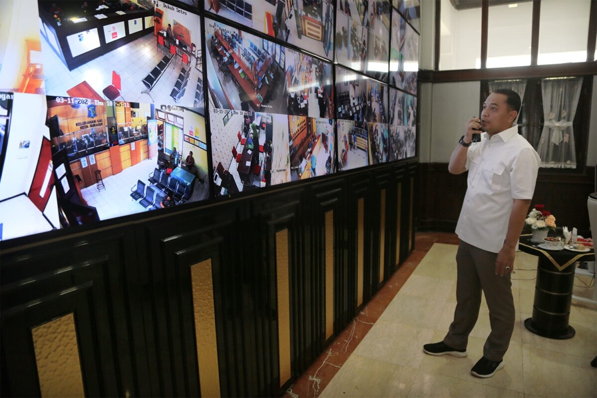 Pantau Layanan Publik Via CCTV, Wali Kota Eri Cahyadi Tegur Petugas Main HP hingga Bersandal Jepit
