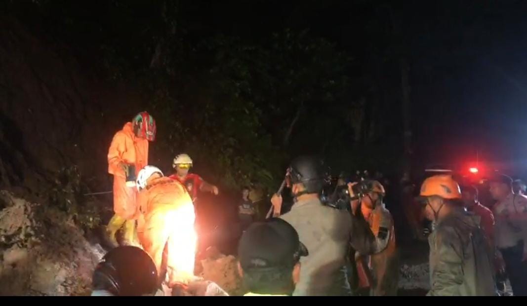 Polres Jember Kerahkan Personel Bersihkan Material Longsor di Gunung Gumitir, Lalulintas Kembali Normal