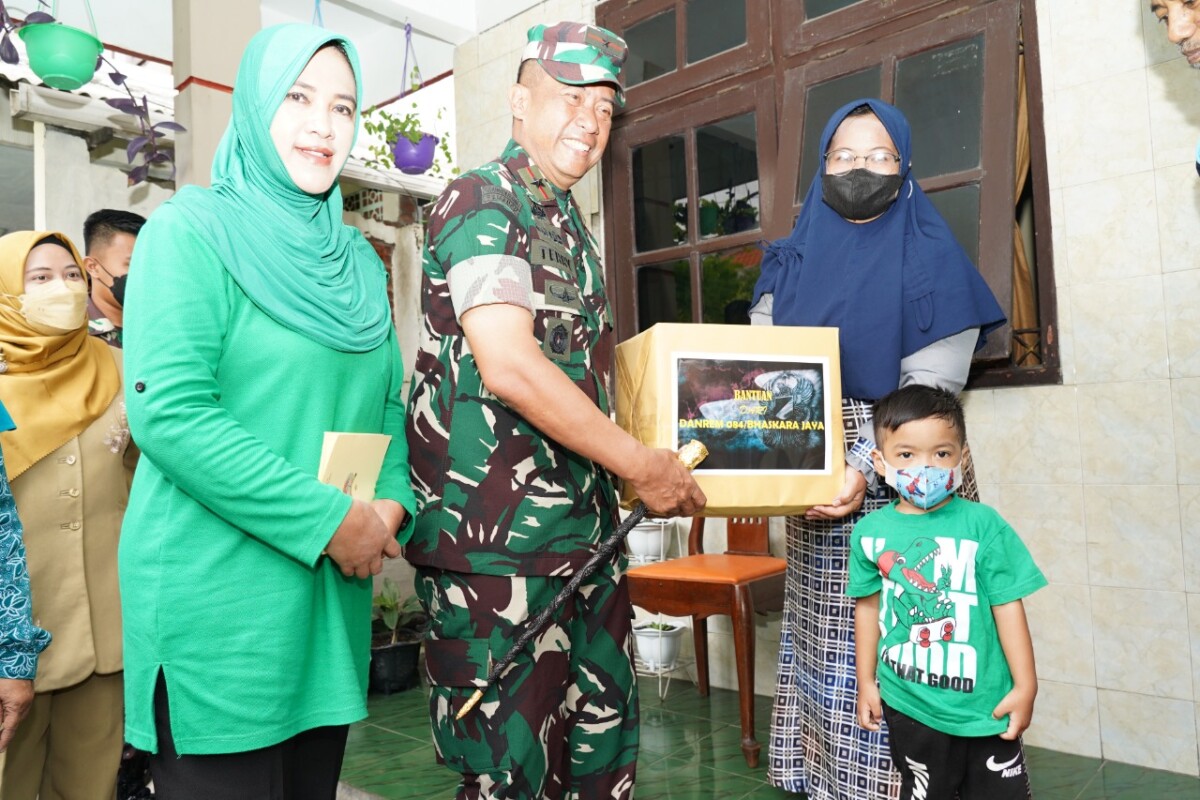 Danrem 084/BJ Bersama Ketua Persit KCK Koorcab Rem 084 Sambangi Anak Stunting