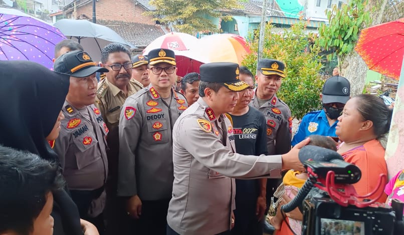 Kunjungi Lokasi Banjir di Banyuwangi, Kapolda Jatim Berikan Bantuan Sembako