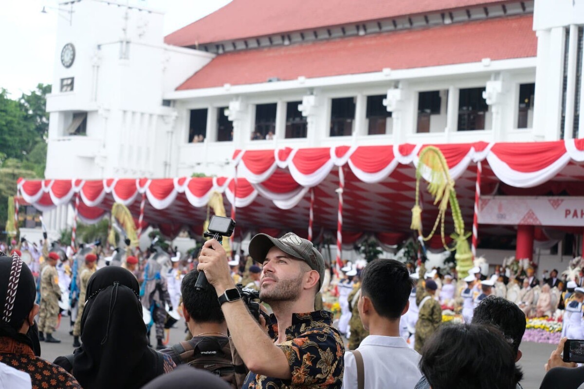 Pemkot Surabaya Undang 600 Warga, WNA Jerman Terpikat Prosesi Upacara Peringatan Hari Pahlawan