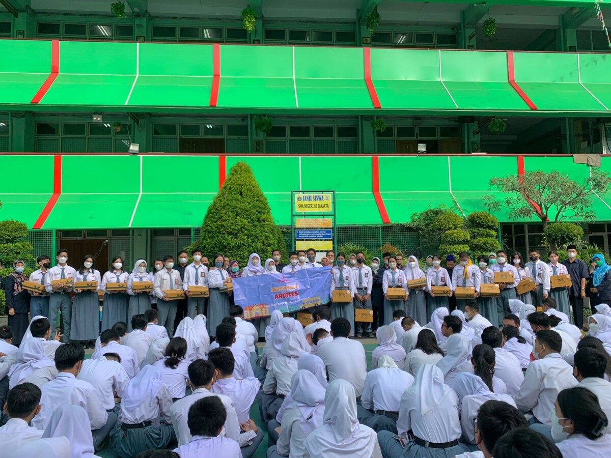 Bangun Anak Indonesia, 'Berprestasi Bersama Ardiles' Beri Siswa Sepatu Terbaik