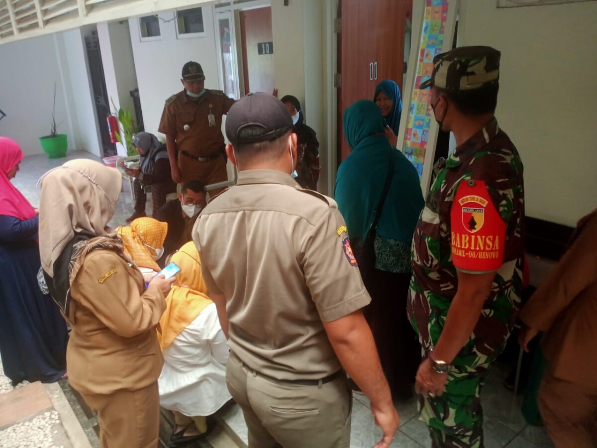 Danramil Beserta Forkopimka Pakal Sambangi Balita Stunting di Wilayah