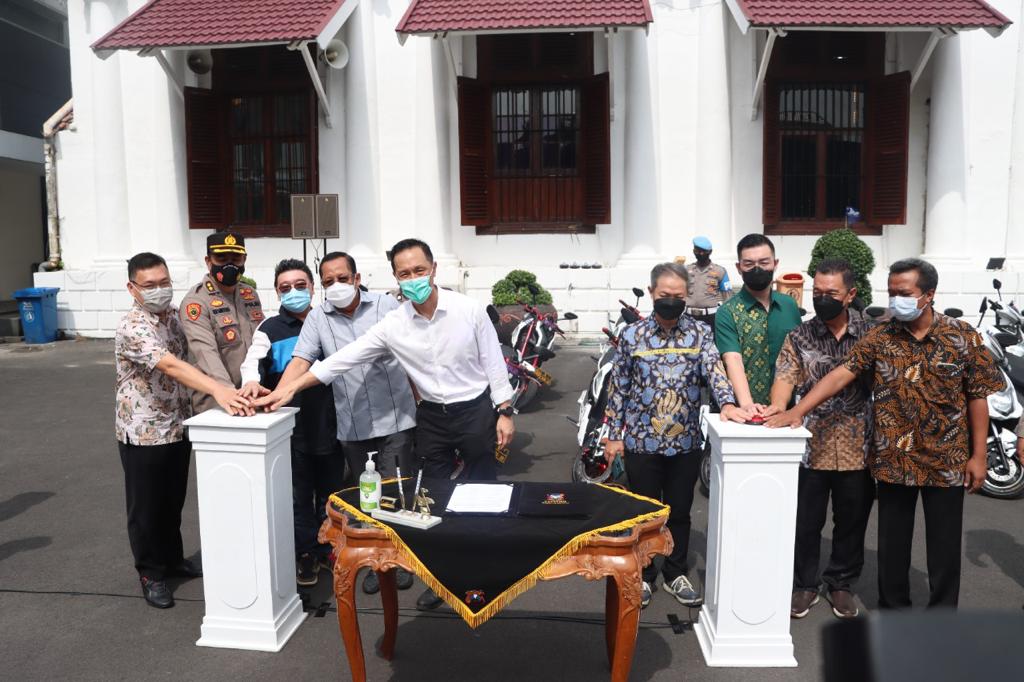 Apresiasi Kinerja Kepolisian, PT Molindo Mewakili Masyarakat Hibahkan 20 Unit Motor Listrik Kepada Polrestabes Surabaya