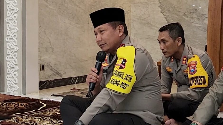 Ini Pesan Kapolda Jatim Usai Sholat Maghrib Berjamaah di Masjid Al Ma"ruf Banyuwangi