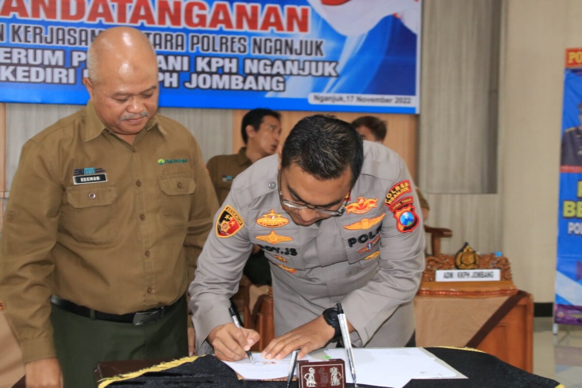 Polres Nganjuk bersama Perhutani Tandatangani MOU Terkait Pemberantas Illegal Logging