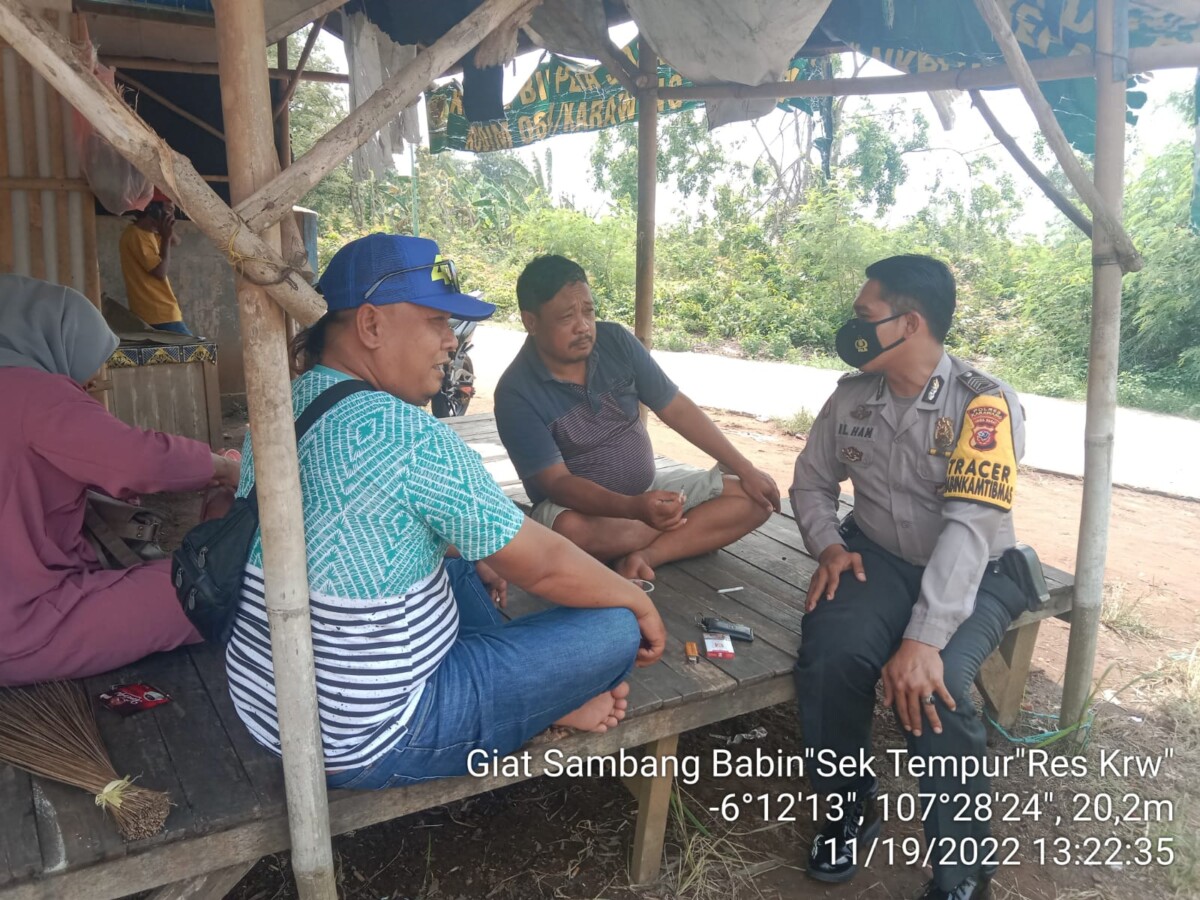 Bhabinkamtibmas Bripka Ilham Gumelar, SH Desa Purwajaya Polsek Tempuran Polres Karawang  Ngawangkong dengan Tokoh Masyarakat