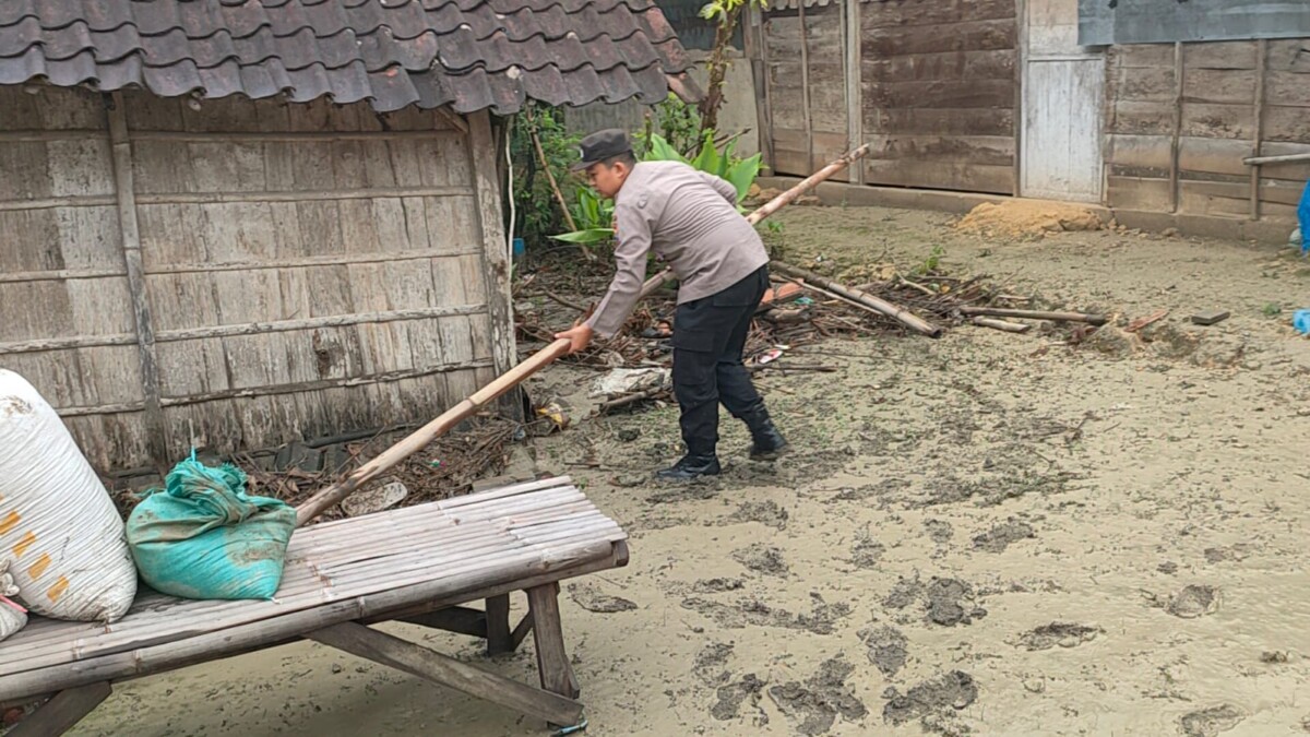 Kompak, Polisi Bersama Warga Bersihkan Sisa Lumpur Akibat Banjir di Ngawi
