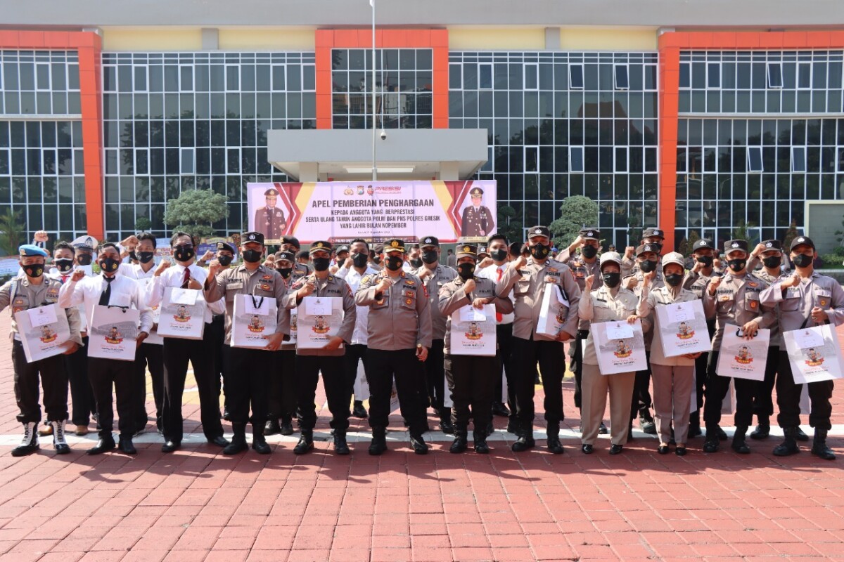 Kapolres Gresik Beri Penghargaan 15 Anggota dan Beri Ucapan Ulang Tahun