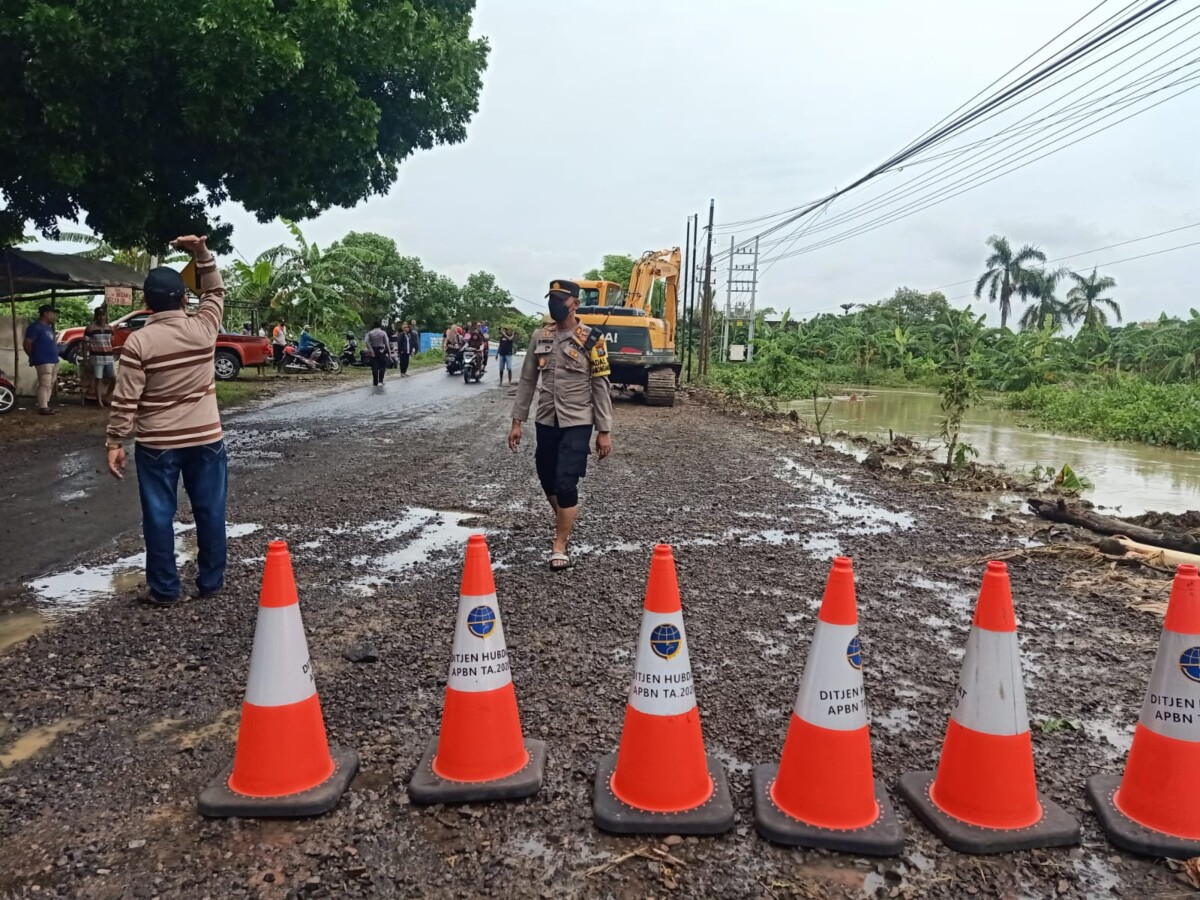 Sigap Tangani Bencana, Polres Lamongan Bersama Warga Pertebal Tanggul